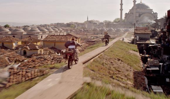 This motorcycle chase in the last James Bond was filmed with a camera on board a helicopter designed by Flying-Cam.