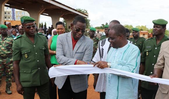 Inauguration de la Foire de l'Arbre par le Ministre de l'Environnement du Burkina Faso à travers la coupure du ruban
