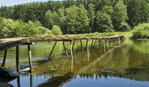 Le Pont de Claies du village de Laforêt, reconstruit chaque année à la belle saison (c) WBT-JPRemy