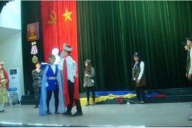 Une scène du spectacle "Amphitrychou" jouée par des étudiants de l’Université de Hanoi (c) VNA Une scène du spectacle "Amphitrychou" jouée par des étudiants de l’Université de Hanoi
