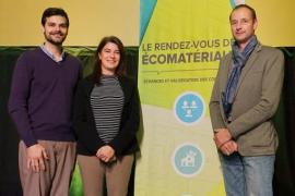 La signature de l'entente de partenariat a eu lieu lors du Rendez-vous des écomatériaux d'Asbestos : Frédéric Marcotte, directeur général de la MRC des Sources, organisatrice de l'événement, et Hervé-Jacques Poskin, directeur du Cluster Éco-Construction de Wallonie, entourent Claire Sirois, directrice du Créneau Écoconstruction du Bas-Saint-Laurent (c) Courtoisie La signature de l'entente de partenariat a eu lieu lors du Rendez-vous des écomatériaux d'Asbestos : Frédéric Marcotte, directeur général de la MRC des Sources, organisatrice de l'événement, et Hervé-Jacques Poskin, directeur du Cluster Éco-Construction de Wallonie, entourent Claire Sirois, directrice du Créneau Écoconstruction du Bas-Saint-Laurent