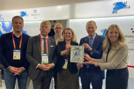 Belgium received an innovation award from Gary Shapiro, the CEO of the Las Vegas CES. Belgium received an innovation award from Gary Shapiro, the CEO of the Las Vegas CES.