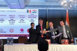 Ceremony of the agreement between Chimay, Huyghe and their Indian distributor. Ceremony of the agreement between Chimay, Huyghe and their Indian distributor.