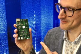 Jérôme Schruyers et un de ses prototypes de nez électronique © Christian Du Brulle Jérôme Schruyers et un de ses prototypes de nez électronique
