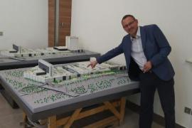 Laurent Buzon with the model of the future Iran Mall and its immense terrace. Laurent Buzon with the model of the future Iran Mall and its immense terrace.