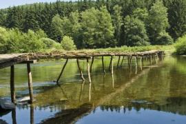 Le Pont de Claies du village de Laforêt, reconstruit chaque année à la belle saison (c) WBT-JPRemy Le Pont de Claies du village de Laforêt, reconstruit chaque année à la belle saison (c) WBT-JPRemy