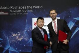 Nicolas Keutgen, Chief Innovation Officer at Schréder and Zhou Yue Feng, Chief Marketing Officer for the Huawei wireless product line, sign the MoU at the Global Mobile Broadband Forum in London. Nicolas Keutgen, Chief Innovation Officer at Schréder and Zhou Yue Feng, Chief Marketing Officer for the Huawei wireless product line, sign the MoU at the Global Mobile Broadband Forum in London.