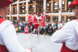 The Namur stilt walkers at the Osaka 2025 World Expo © J. Van Belle – WBI